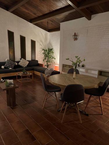 HERMOSA CASA EN FRACC A LA ORILLA DEL LAGO in Tequesquitengo, Mexico