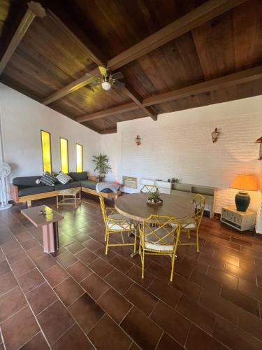 HERMOSA CASA EN FRACC A LA ORILLA DEL LAGO in Tequesquitengo, Mexico