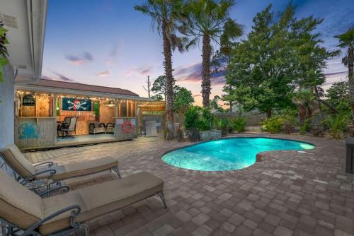 Shipwrecked - Private Pool Home, Game Room, 5 Min to Beach, Pets OK, & More!