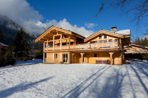 Exterior view, Chalet Isabelle Mountain lodge 5 star 5 bedroom en suite sauna jacuzzi in Les Gaudenays