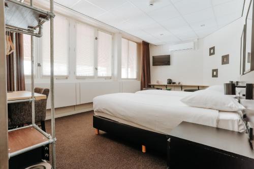 Queen Hotel - image 7