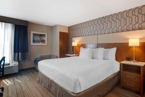 Best Western Plus Commerce Hotel Room Type - King Room with Sofa Bed - Non-Smoking