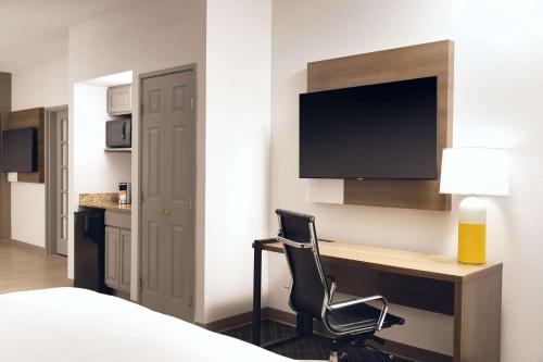 Comfort Suites Milwaukee Airport image 45
