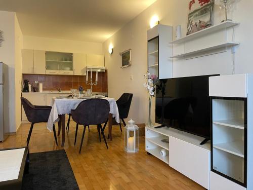 المرافق, APP Rebecca - private pool in Karigador