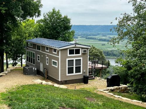 Paradise Point sleeps 4 Hot Tub in De Soto, USA