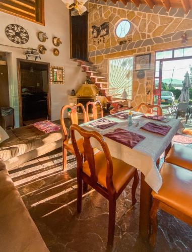 CASA DE PIEDRA EL ZAPATO in Suesca