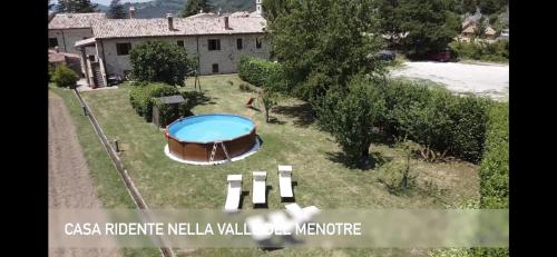 Casa ridente nella valle del Menotre con giardino