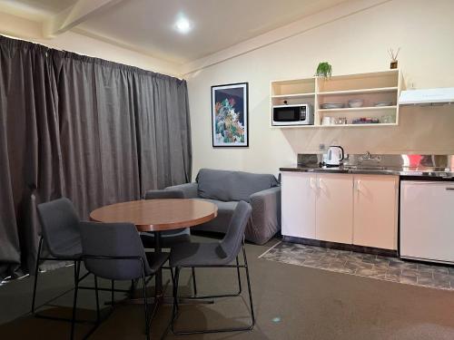 Caves Motor Inn in Hangatiki