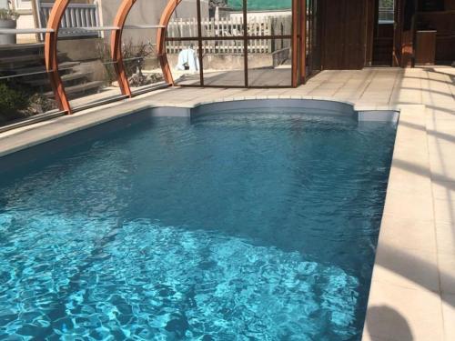 Maison calme avec piscine privative chauffée, 3 chambres, terrain et BBQ, proche nature et randonnées - FR-1-742-154 gîte à louer Allanche