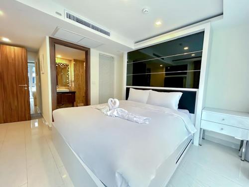 Grand Avenue Residence condominium thumbnail 2