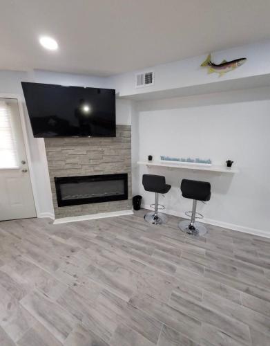 Penthouse on private beach very quit and peaceful near the pier newly remodeled. in Norfolk, USA