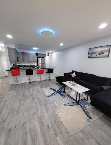 Penthouse on private beach very quit and peaceful near the pier newly remodeled. in Norfolk, USA