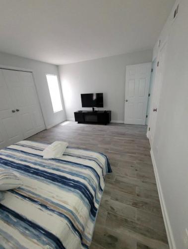 Penthouse on private beach very quit and peaceful near the pier newly remodeled. in Norfolk, USA