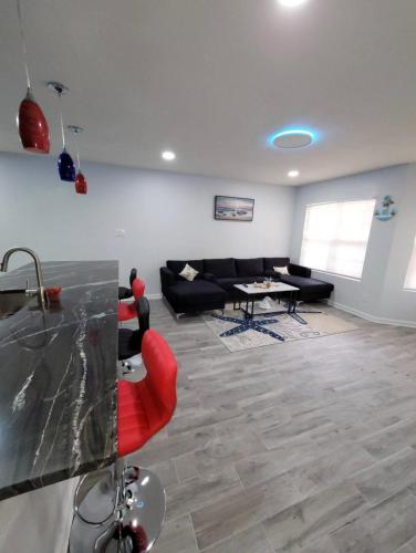Penthouse on private beach very quit and peaceful near the pier newly remodeled. in Norfolk, USA
