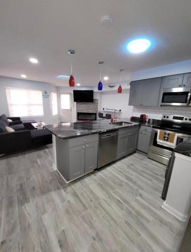 Penthouse on private beach very quit and peaceful near the pier newly remodeled. in Norfolk, USA