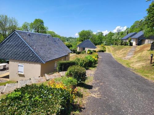 Gîte entre monts du Cantal et gorges de la Truyère avec piscine, terrasse et accès PMR - FR-1-742-455 Gîte entre monts du Cantal et gorges de la Truyère avec piscine, terrasse et accès PMR - FR-1-742-455