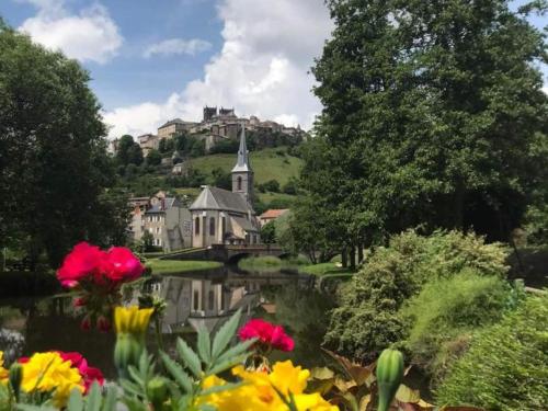 Gîte entre monts du Cantal et gorges de la Truyère avec piscine, terrasse et accès PMR - FR-1-742-455 Gîte entre monts du Cantal et gorges de la Truyère avec piscine, terrasse et accès PMR - FR-1-742-455