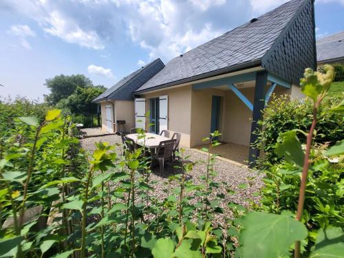 Maisonnette charmante avec piscine commune et terrasse privée en Cantal - FR-1-742-484 Maisonnette charmante avec piscine commune et terrasse privée en Cantal - FR-1-742-484