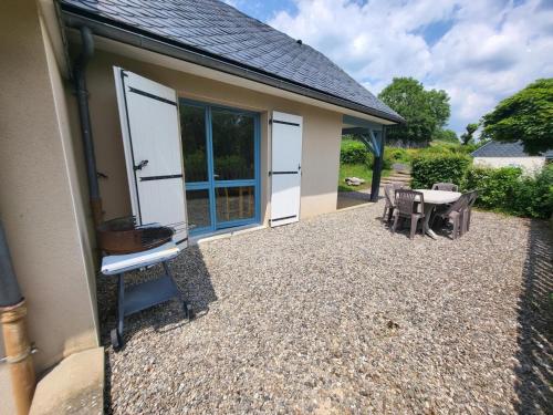 Maisonnette charmante avec piscine commune et terrasse privée en Cantal - FR-1-742-484 Maisonnette charmante avec piscine commune et terrasse privée en Cantal - FR-1-742-484