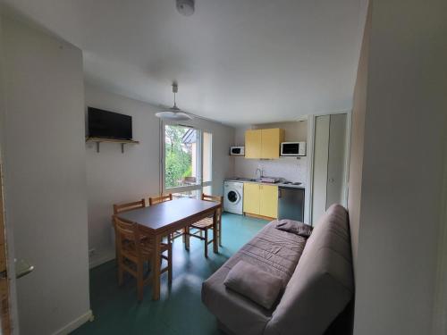 Maisonnette charmante avec piscine commune et terrasse privée en Cantal - FR-1-742-484 Maisonnette charmante avec piscine commune et terrasse privée en Cantal - FR-1-742-484