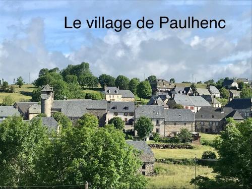 Maisonnette charmante avec piscine commune et terrasse privée en Cantal - FR-1-742-484 Maisonnette charmante avec piscine commune et terrasse privée en Cantal - FR-1-742-484