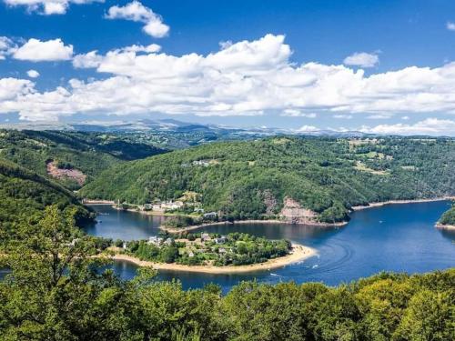 Maisonnette charmante avec piscine commune et terrasse privée en Cantal - FR-1-742-484 Maisonnette charmante avec piscine commune et terrasse privée en Cantal - FR-1-742-484