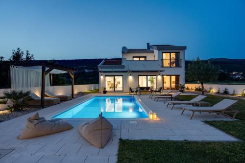 NEW Villa Anja is a 4 bedroom villa with a 32 sqm heated pool near Imotski