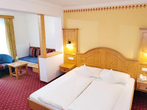 1 queen bed, 1 twin bed
