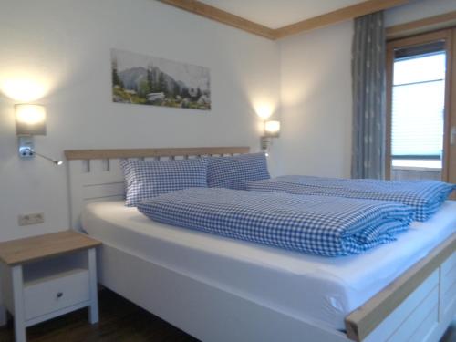 1 king bed, 1 sofa bed