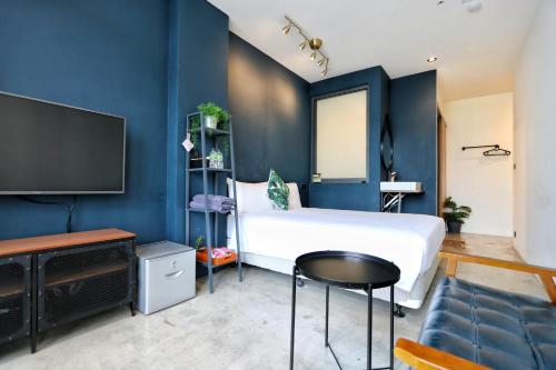 room detail thumbnail 2