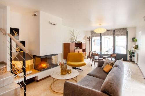 Maison chaleureuse en centre village avec cheminée gîte à louer Lignières