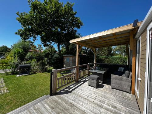 De Strandhoed Renesse, new & luxe chalet with garden en close to centrum & beach!