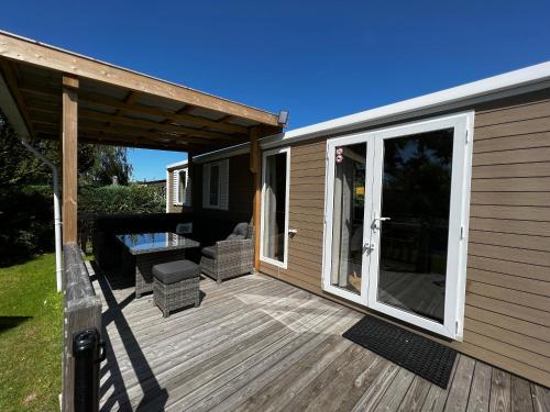 De Strandhoed Renesse, new & luxe chalet with garden en close to centrum & beach!