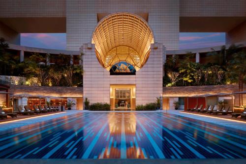 Swimming pool, The Ritz-Carlton, Millenia Singapore in Marina Bay