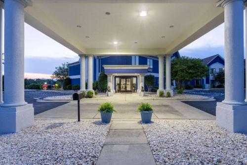 Days Inn by Wyndham Louisburg - image 13
