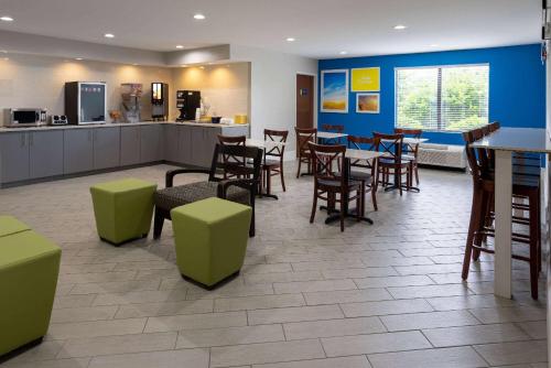 Days Inn by Wyndham Louisburg - image 7