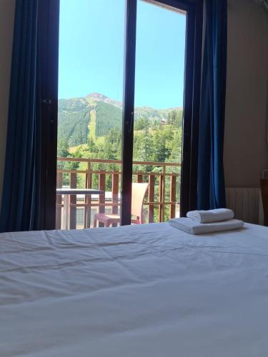 1 double bed, 1 twin bed
