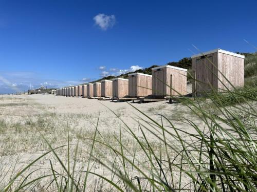 De Strandhoed Renesse, new & luxe chalet with garden en close to centrum & beach!