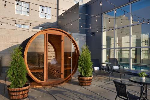 Courtyard by Marriott Calgary Airport - image 3