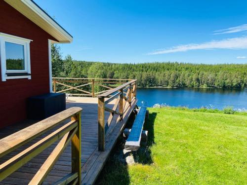Trevligt fritidshus med stor terrasse mot sjöen (Trevligt fritidshus med stor terrasse mot sjoen) in Charlottenberg