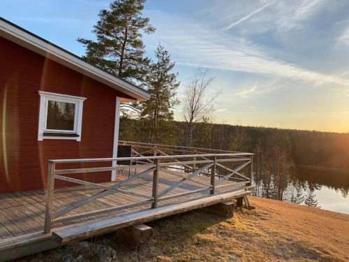Trevligt fritidshus med stor terrasse mot sjöen (Trevligt fritidshus med stor terrasse mot sjoen) in 夏洛滕貝格