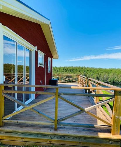 Trevligt fritidshus med stor terrasse mot sjöen (Trevligt fritidshus med stor terrasse mot sjoen) in 夏洛滕貝格