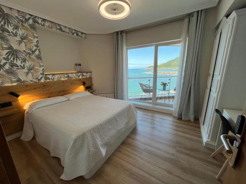 Standard Double or Twin Room with Sea View image 4
