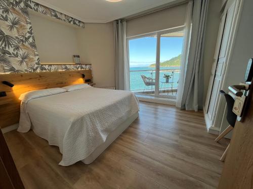 Standard Double or Twin Room with Sea View image 3