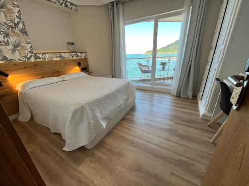 Standard Double or Twin Room with Sea View image 1