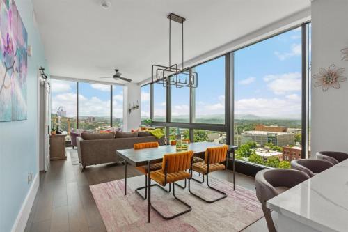 'Endless Sunset Retreat' A Luxury Downtown Condo with Panoramic Mountain Views at Arras Vacation Rentals - Apartment - Asheville