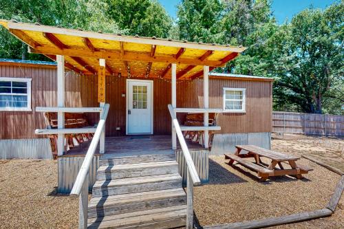 . Landyn's Lakeside Lodge