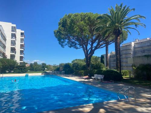 Studio à Golfe Juan, terrace, piscine, près plages