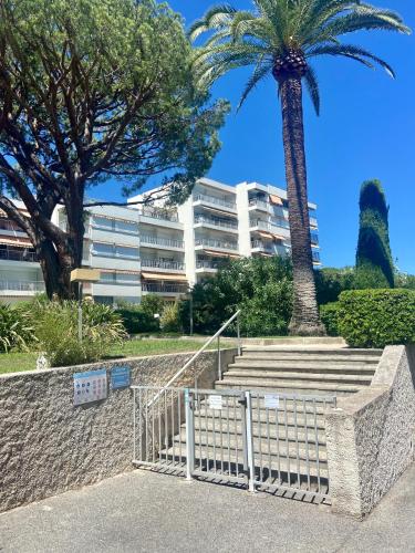 Studio à Golfe Juan, terrace, piscine, près plages