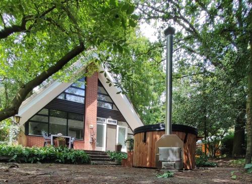  Stylish cottage in the woods near National Park with private hot tub Free WiFi and parking, Unterkunft in Meijel